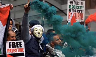 Biểu tình trước đại sứ quán Israel ở London để phản đối các hành động tấn công vào Gaza. (Ảnh: Getty Images)