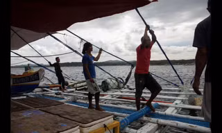 Các ngư dân Philippines nghỉ ngơi sau chuyến đánh bắt ở bãi cạn Scarborough, nơi bị Trung Quốc chiếm quyền kiểm soát từ năm 2012. (Ảnh: Reuters)