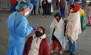 Người dân Mexico xếp hàng xét nghiệm COVID-19. (Ảnh: LA Times)