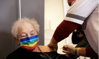 Một cụ bà người Israel được tiêm mũi vắc xin thứ 3 vào ngày 19/1/2021. (Ảnh: Reuters)