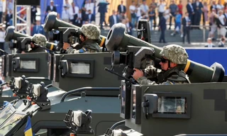 Binh lính Ukraine cùng tên lửa chống tăng Javelin tham gia lễ duyệt binh mừng ngày độc lập vào tháng 8/2018. (Ảnh: Reuters)