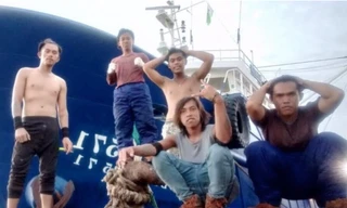 Brando Brayend Tewuh (tóc dài) chụp ảnh cùng các thuyền viên làm việc trên tàu Trung Quốc. (Ảnh: NVCC)