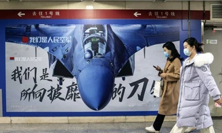 Poster tuyên truyền về sức mạnh của Không quân Trung Quốc tại một ga tàu điện ngầm ở Bắc Kinh ngày 2/11. (Ảnh: Bloomberg)