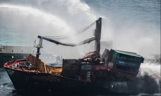 Con tàu chở hoá chất bốc cháy trên biển Sri Lanka. (Ảnh: Reuters)