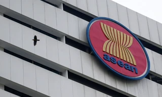 Biểu tượng ASEAN bên ngoài toà nhà của Ban thư ký ở Jakarta, Indonesia. (Ảnh: Reuters)