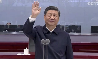 Ông Tập Cận Bình trong cuộc nói chuyện đường dài với 3 phi hành gia. (Ảnh: CCTV)