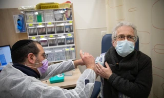 Một người dân Israel được tiêm phòng vắc-xin COVID-19 hôm 30/12. (Ảnh: Times of Israel)