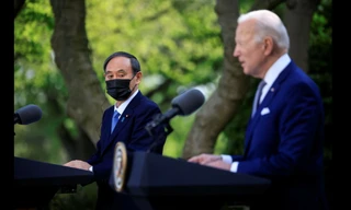 Tổng thống Mỹ Joe Biden (phải) và Thủ tướng Nhật Suga Yoshihide trong cuộc họp báo chung tại Vườn Hồng Nhà Trắng. (Ảnh: Reuters)