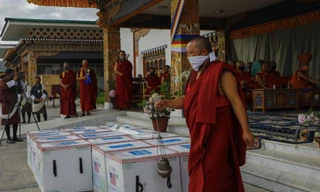 Một sư thầy làm lễ cúng khi 500.000 liều vắc-xin Moderna được chuyển về Bhutan qua COVAX ngày 12/7. (Ảnh: AP)