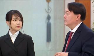 Ứng viên Yoon Suk-yeol và vợ. (Ảnh: MBN)