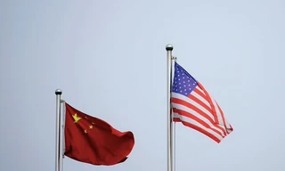 Quốc kỳ của Mỹ và Trung Quốc. (Ảnh: Reuters)