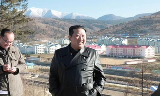 Ông Kim Jong Un trong chuyến thăm thành phố kiểu mẫu trên núi. (Ảnh: KCNA)