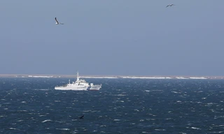 Một tàu của lực lượng phòng vệ trên biển Nhật Bản đang đi gần quần đảo tranh chấp với Nga. (Ảnh: Reuters)