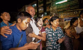 Người Myanmar vui mừng đón người thân được trả tự do (Ảnh: Reuters)