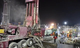 Các máy móc đang được sử dụng cho nỗ lực giải cứu nhóm công nhân mắc kẹt. (Ảnh: AP)