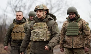 Tổng thống Ukraine Volodymyr Zelenskiy (giữa) đến thị sát ở miền đông Ukraine ngày 11/2. (Ảnh: Reuters)