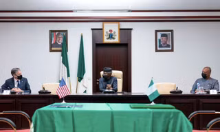 Ngoại trưởng Mỹ Antony Blinken trong cuộc gặp Phó Tổng thống Nigeria Yemi Osinbajo và Ngoại trưởng Geofrey Onyeama ngày 18/11. (Ảnh: Reuters)