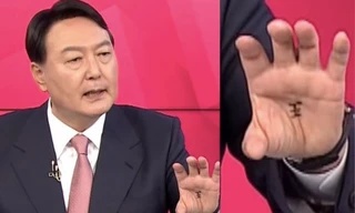 Ứng viên Yoon Seok-youl có chữ "vương" trong lòng bàn tay trái khi ông tham gia phiên tranh luận trên truyền hình gần đây. 