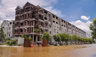 Nỗi lo trộm cắp, ngập nước ở 'làng' biệt thự triệu đô Hà Nội