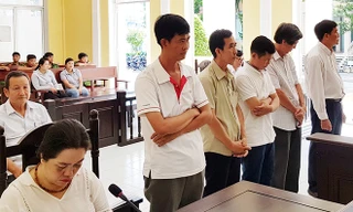 Các bị cáo tại tòa (Ông Phi thứ 2 bên phải).