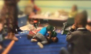 Hai đứa trẻ đánh nhau trên sân đấu.