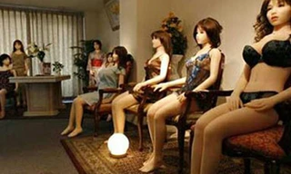 Nam sinh Sài Gòn ăn nằm với ...búp bê tình dục