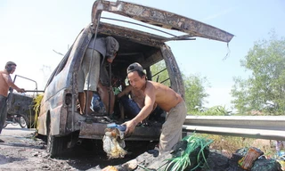 Lại cháy xe du lịch 16 chỗ