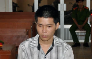 Tên trộm 'chơi ngông''ôm'tiền công đức bao người yêu du ngoạn