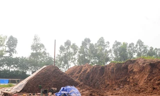 Bom bi nổ tung máy gạch lấy ở hồ Linh Đàm