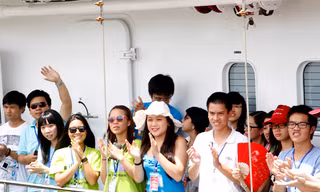 Bạn trẻ kiều bào lên tàu rời đất liện Ảnh: MXT