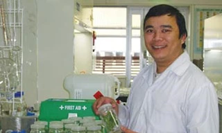 Nghiên cứu sinh Cao Đình Hùng trong phòng thí nghiệm tại Úc. Ảnh: nhân vật cung cấp