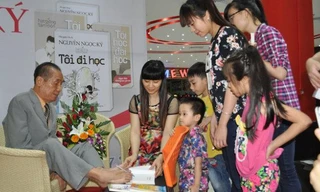 NGƯT Nguyễn Ngọc Ký giao lưu ký tặng sách với độc giả