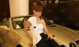 Vũ Hoàng Điệp gợi cảm bên xế hộp bạc tỷ