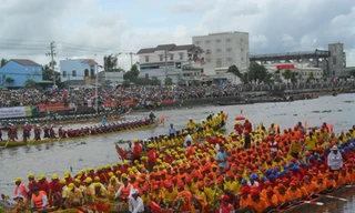 Tưng bừng Festival đua ghe Ngo lần đầu