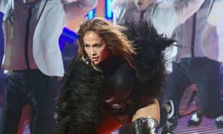 Jennifer Lopez lại ‘thiêu đốt’ sân khấu bằng trang phục sexy