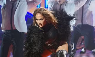 Jennifer Lopez lại ‘thiêu đốt’ sân khấu bằng trang phục sexy