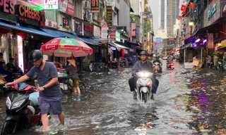 'Phố Tây' ở TPHCM hóa sông sau cơn mưa lớn 