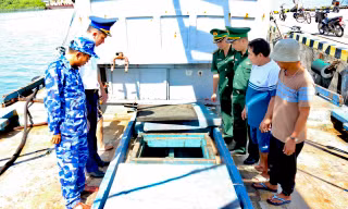 Bắt tàu vận chuyển trái phép 30.000 lít dầu DO 