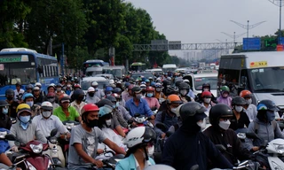 Đường phố TPHCM chật cứng người, xe trong ngày đầu đi làm sau lễ