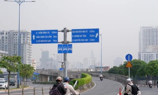 Hình ảnh sương mù sáng nay ở TPHCM, nồng độ bụi mịn vượt mức cho phép hàng chục lần