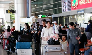 Sân bay Tân Sơn Nhất tấp nập người đón Việt kiều về ăn Tết