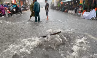 Nguyên nhân bung nắp hố ga trong cơn mưa lớn ở khu vực chợ Thủ Đức 