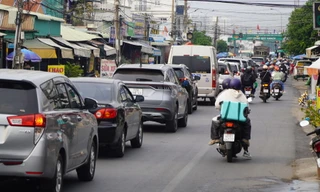 Người dân mướt mồ hôi về TPHCM sau kỳ nghỉ Tết 