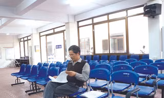 Công sở vắng hoe, đền chùa đông nghẹt