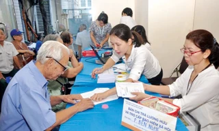 Tiến tới bảo hiểm toàn dân, cho mọi người dân khi về già được hưởng bảo hiểm, có mức sống ổn định. Ảnh: Hồng Vĩnh.