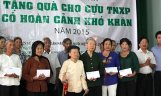 Giám đốc Ngân hàng TMCP Quân đội - Chi nhánh Bắc Ninh Nguyễn Thái Anh và Phó Tổng Biên tập báo Tiền Phong Vũ Tiến cùng các cựu TNXP.