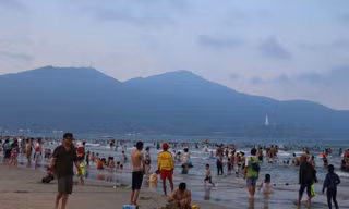 Tại bãi biển Mỹ Khê, quận Sơn Trà (TP Ðà Nẵng). Ảnh: Thanh Trần.