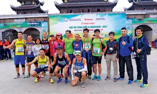 Trịnh Nam Hải (thứ 4 bên phải) với các VĐV phong trào tham dự cự ly marathon giải báo Tiền Phong lần thứ 58-2017 tại Ninh Bình. Ảnh: T.P.