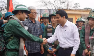 Ông Nguyễn Đức Chung, Chủ tịch UBND, Chủ tịch Hội đồng Nghĩa vụ quân sự thành phố Hà Nội động viên thanh niên Thủ đô lên đường tòng quân, sáng 5/3. Ảnh: Mạnh Lâm.