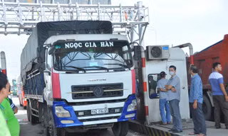Xe qua trạm BOT Cần Thơ - Phụng Hiệp. Ảnh: Hòa Hội.